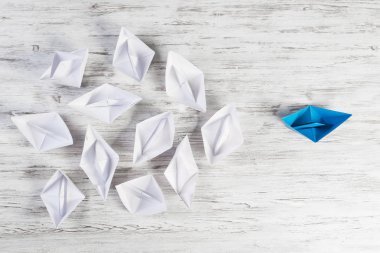 Tahta masadaki origami tekneleri. 