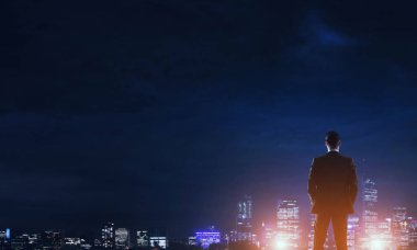 Bavul ile zarif işadamı