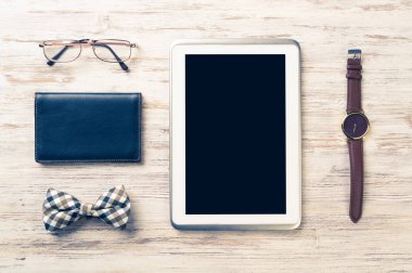 Erkek aksesuarları ve tablet 