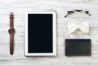 Erkek aksesuarları ve tablet 
