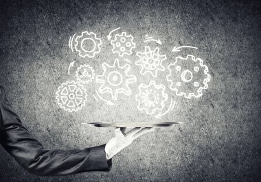 Metal tepsi tutarak Butler