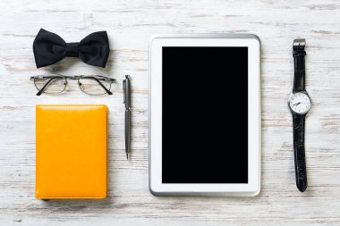 Erkek aksesuarları ve tablet 