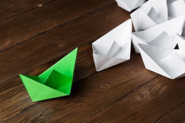 Tahta masadaki origami tekneleri. 
