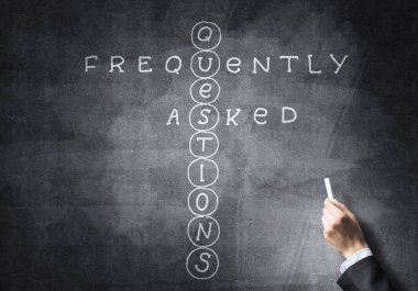 Seminer eğitmeni tahtaya resim çiziyor