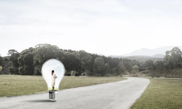 Podnikatelka uvnitř žárovky — Stock fotografie