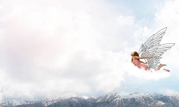 Vrouw vliegen hoog in de blauwe hemel — Stockfoto