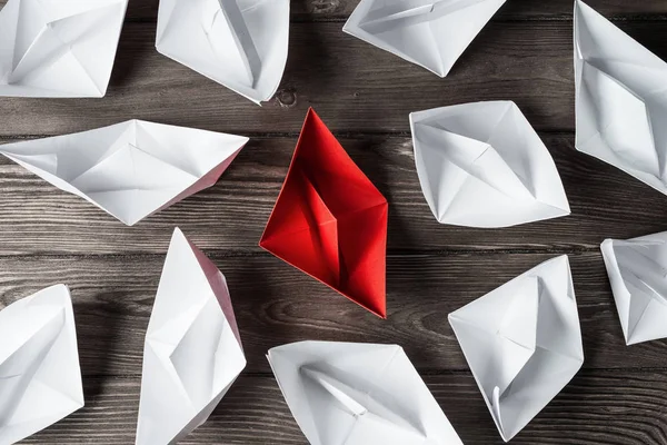 Conjunto de barcos de origami sobre mesa de madera — Foto de Stock