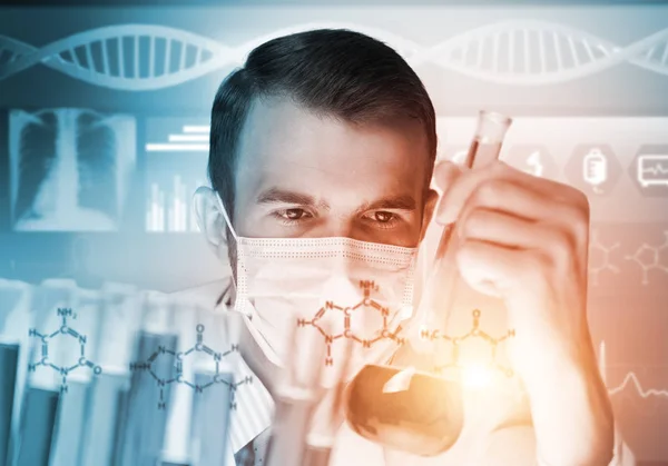 Retrato de un científico masculino concentrado que trabaja con reactivos en laboratorio — Foto de Stock