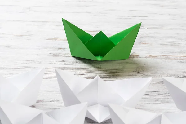 Set origami boten op houten tafel — Stockfoto