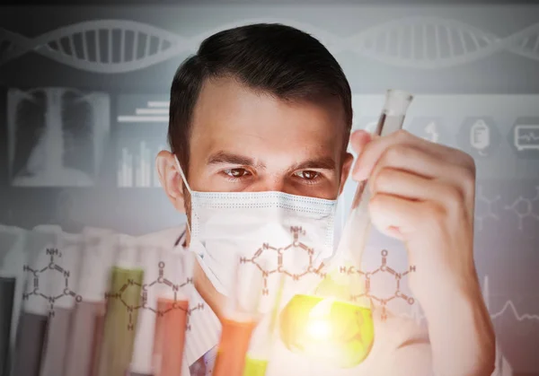 Retrato de un científico masculino concentrado que trabaja con reactivos en laboratorio —  Fotos de Stock