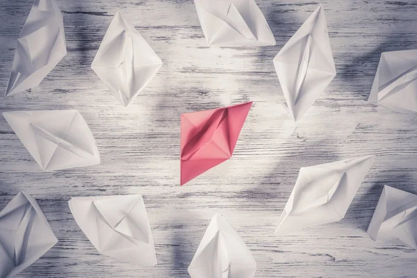 Tahta masadaki origami tekneleri. 