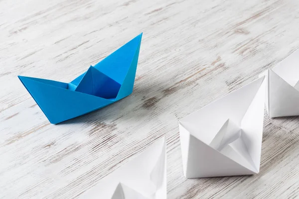 Szett origami hajók fa asztalon — Stock Fotó