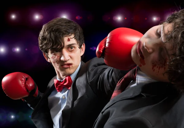 Zwei Geschäftsleute mit Boxhandschuhen — Stockfoto