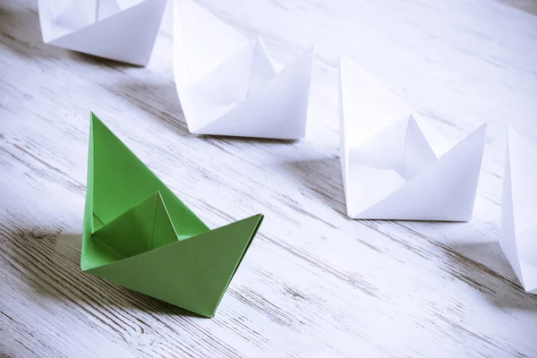 Conjunto de barcos de origami na mesa de madeira — Fotografia de Stock