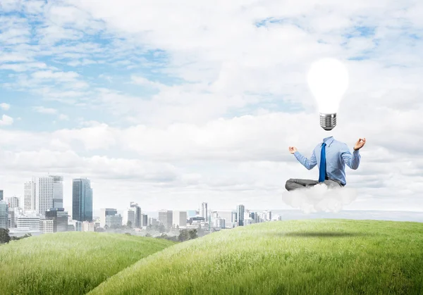 Lotus poz oturan işadamı