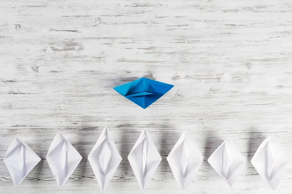 Tahta masadaki origami tekneleri. 