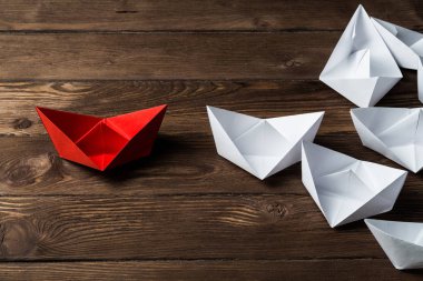 Tahta masadaki origami tekneleri. 