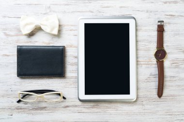 Erkek aksesuarları ve tablet 