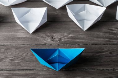Tahta masadaki origami tekneleri. 