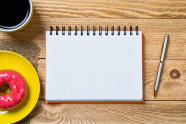 Açık not defteri ve Kupası 