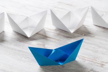 Tahta masadaki origami tekneleri. 
