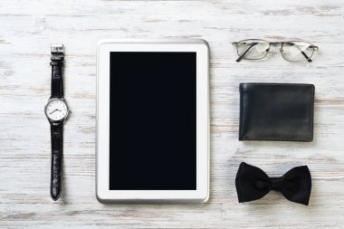Erkek aksesuarları ve tablet 