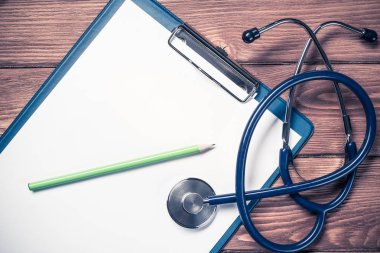 Doktor ilaç şeylerle ve Danışma