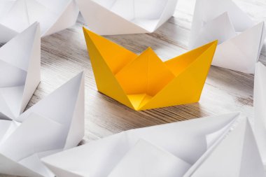 Tahta masadaki origami tekneleri. 