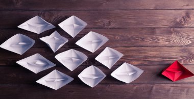 Tahta masadaki origami tekneleri. 