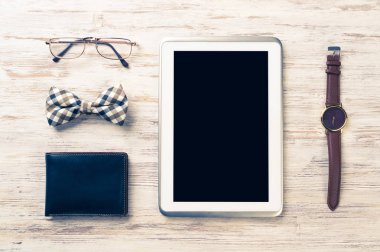 Erkek aksesuarları ve tablet 
