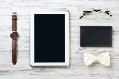 Erkek aksesuarları ve tablet 