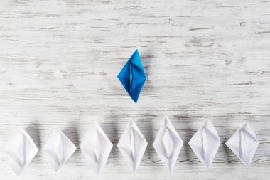 Tahta masadaki origami tekneleri. 