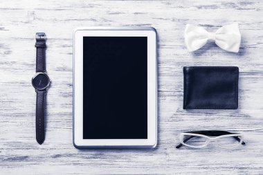 Erkek aksesuarları ve tablet 