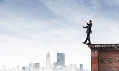 İşadamı blindfolder gözleri ile