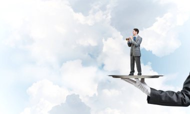 Garson tepsi adam sunulması 