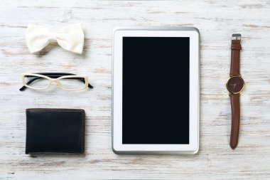 Erkek aksesuarları ve tablet 