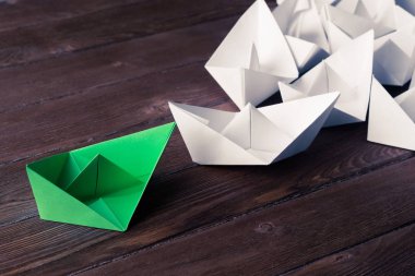 Tahta masadaki origami tekneleri. 
