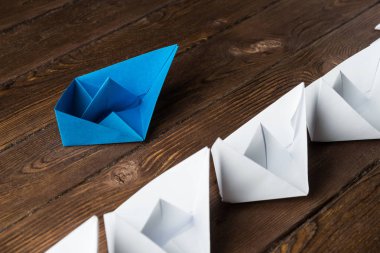 Tahta masadaki origami tekneleri. 