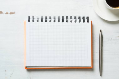 Not defteri ve kalemle kahve.
