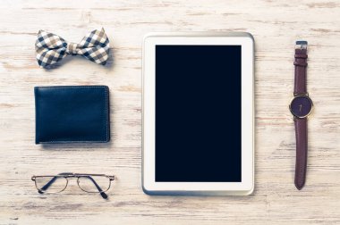 Erkek aksesuarları ve tablet 