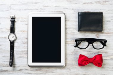 Erkek aksesuarları ve tablet 