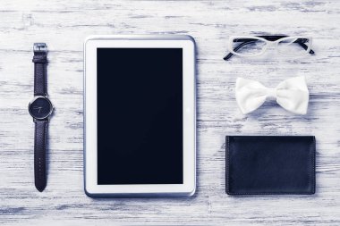Erkek aksesuarları ve tablet 