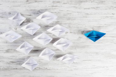 Tahta masadaki origami tekneleri. 