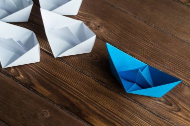 Tahta masadaki origami tekneleri. 