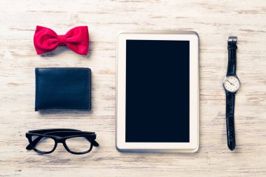 Erkek aksesuarları ve tablet 
