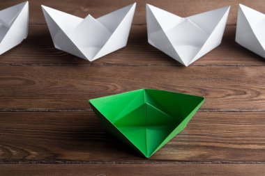 Tahta masadaki origami tekneleri. 