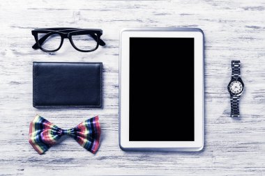 Erkek aksesuarları ve tablet 