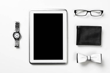 Erkek aksesuarları ve tablet 