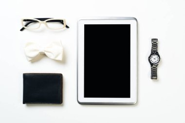 Erkek aksesuarları ve tablet 