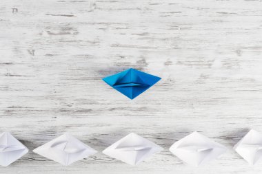 Tahta masadaki origami tekneleri. 